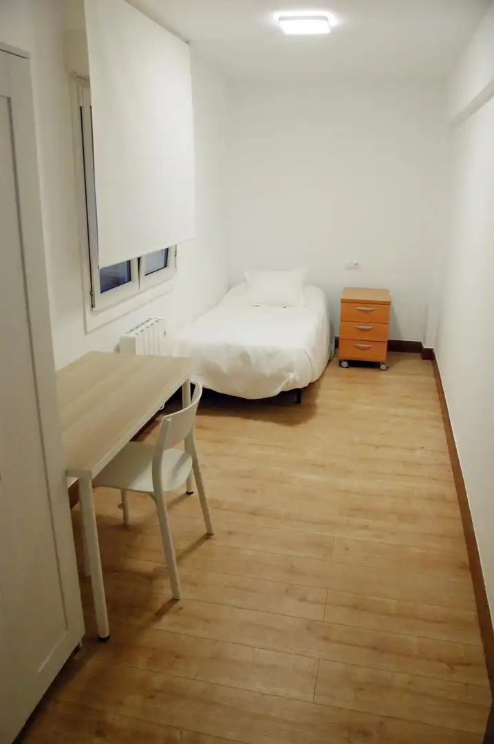 Schlafzimmer von Wohnung zur Miete in Bilbao  mit Heizung, Parkett und Möbliert