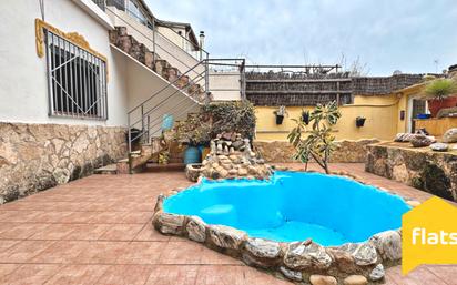 Piscina de Casa o xalet en venda en Santa Coloma de Gramenet amb Aire condicionat, Calefacció i Jardí privat