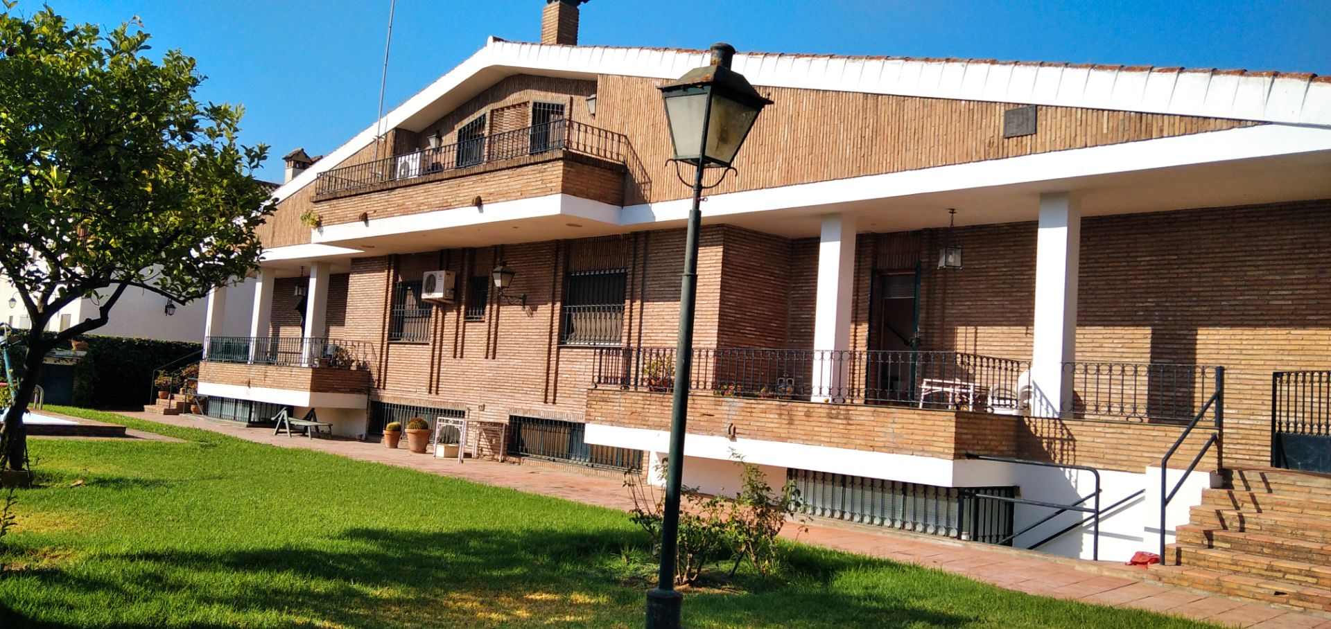 Vista exterior de Casa o xalet en venda en  Sevilla Capital amb Aire condicionat, Calefacció i Jardí privat