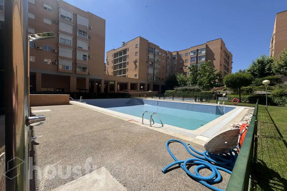 Piscina de Piso de alquiler en Madrid con Trastero y Amueblado