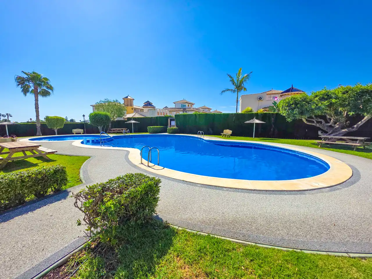 Piscina de Apartamento en venta en Orihuela con Amueblado, Horno y Lavadora