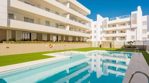 Apartamento de Lujo de 3 Dormitorios con Terraza, Piscina Comunitaria y Parking