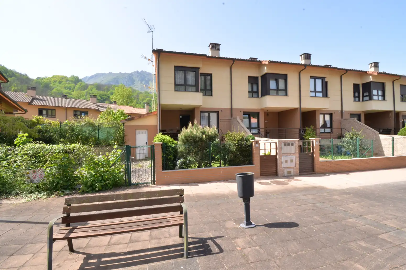 Vista exterior de Casa adosada en venta en Morcín con Calefacción, Jardín privado y Terraza