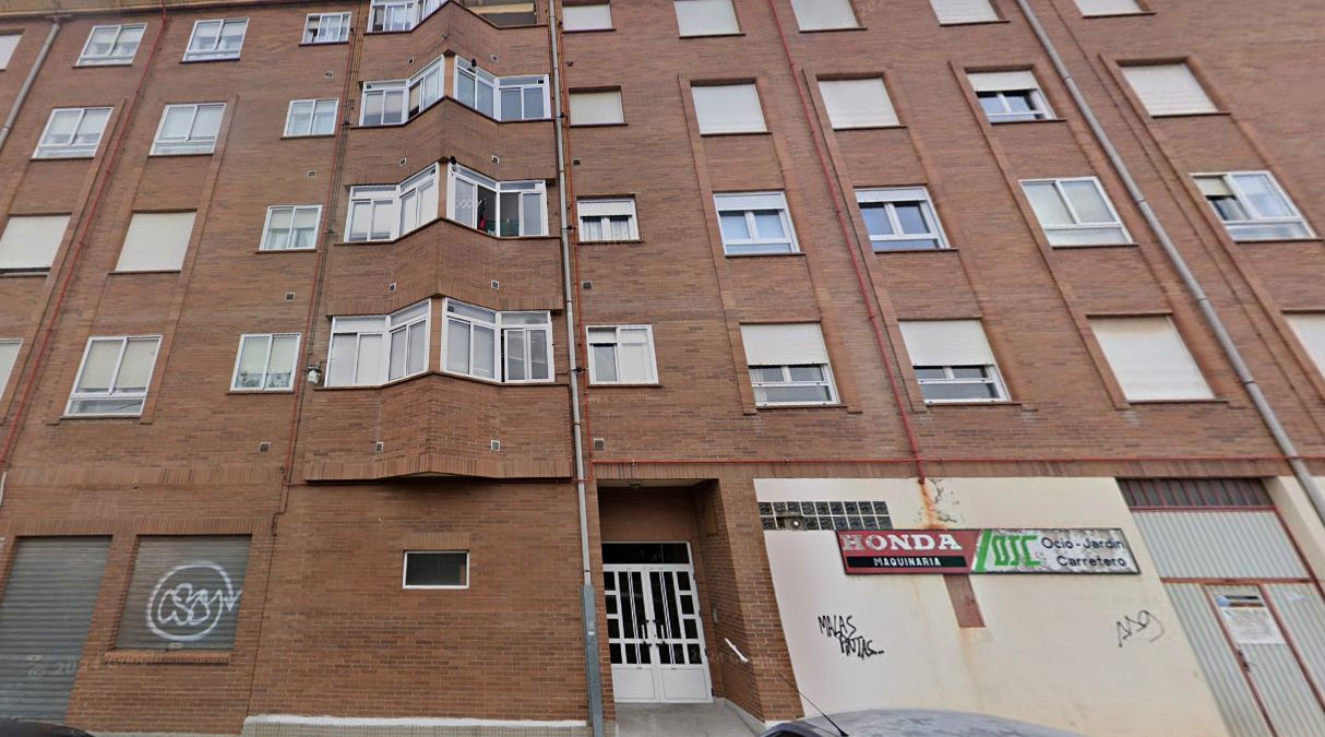 Vista exterior de Pis en venda en León Capital  amb Traster