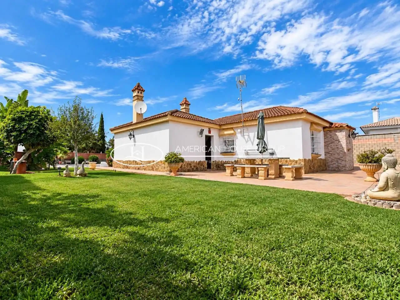 Vista exterior de Casa o xalet en venda en Chiclana de la Frontera amb Aire condicionat, Jardí privat i Traster