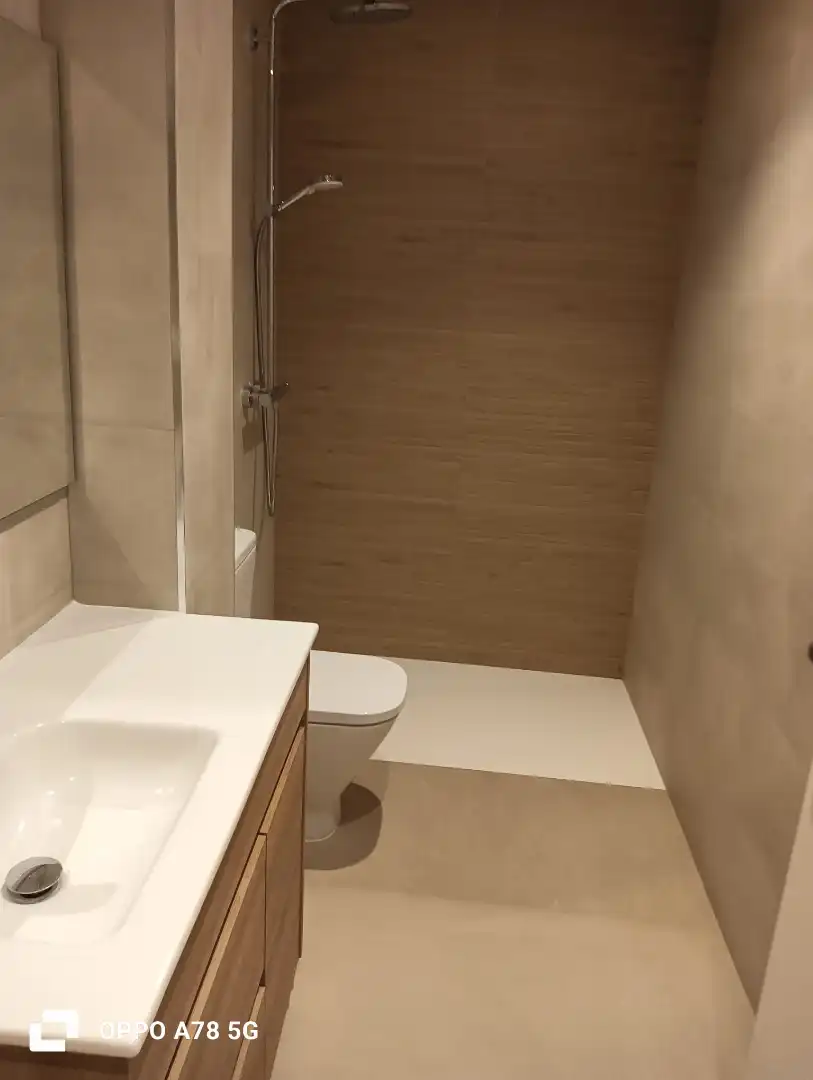 Baño de Piso de alquiler en Mataró con Aire acondicionado, Calefacción y Horno