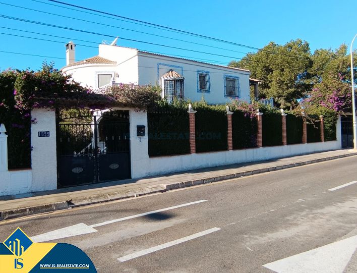 Vista exterior de Casa o xalet en venda en Torrevieja amb Terrassa, Piscina i Moblat