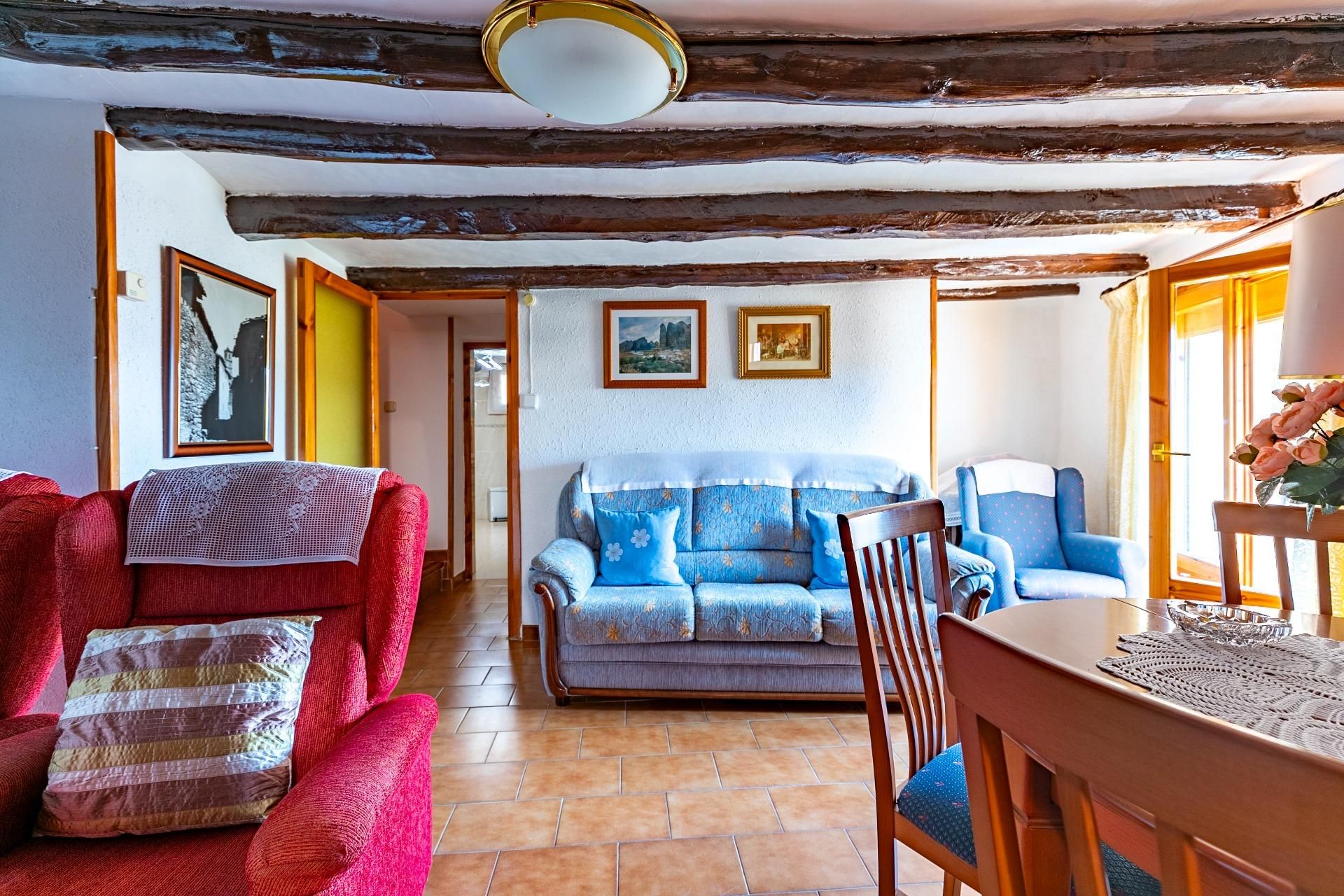 Sala d'estar de Casa o xalet en venda en Agüero amb Calefacció, Terrassa i Traster