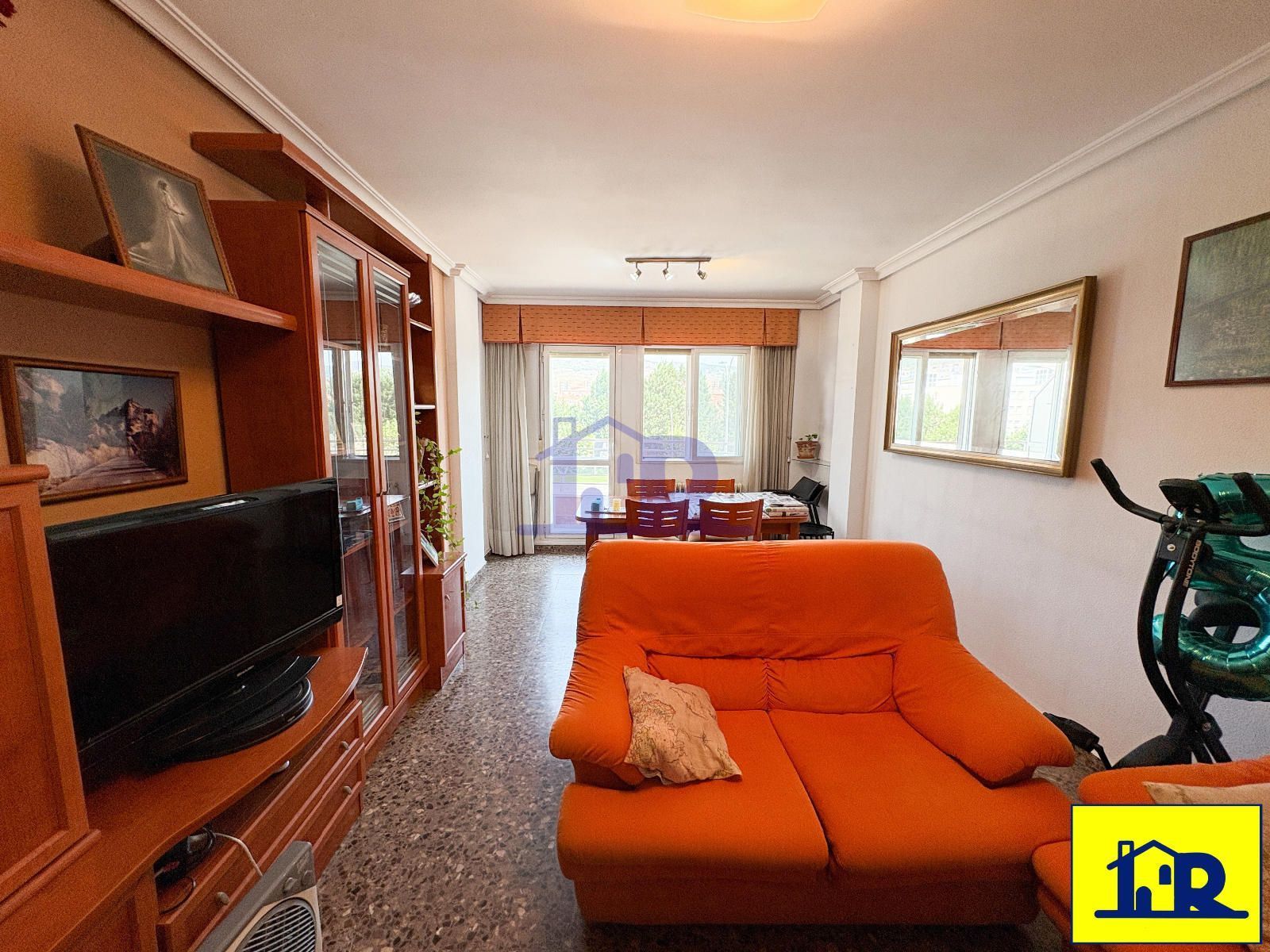 Sala d'estar de Pis en venda en Cuenca Capital amb Calefacció, Terrassa i Traster