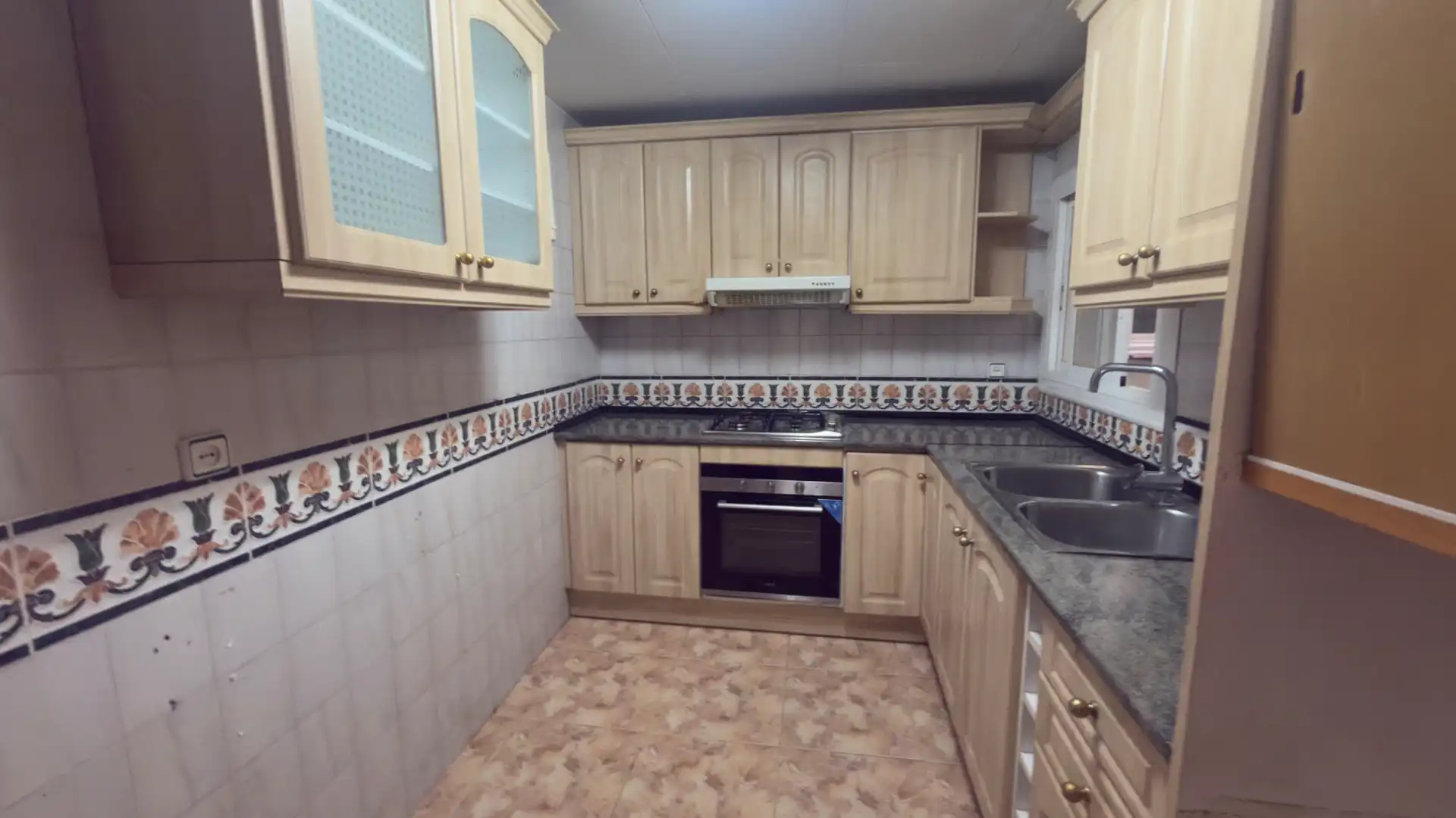 Kitchen of Flat for sale in Vilanova i la Geltrú  with Oven and Balcony