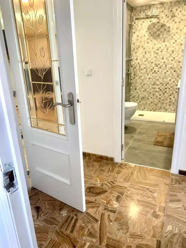 Bany de Apartament en venda en Alicante / Alacant amb Aire condicionat, Terrassa i Moblat