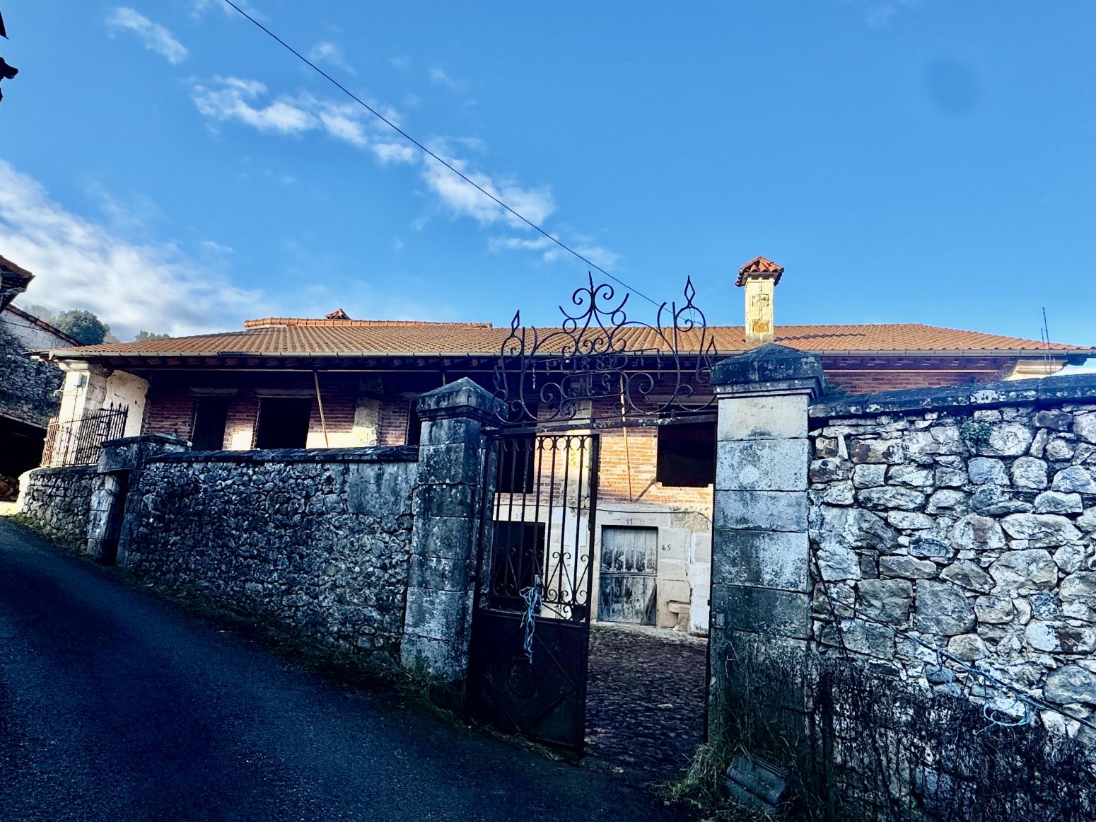 Vista exterior de Casa o xalet en venda en Villafufre amb Jardí privat