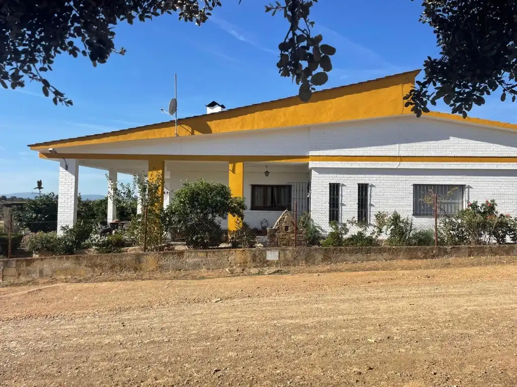 Casa rústica amb piscina en venda a Calle Jardines