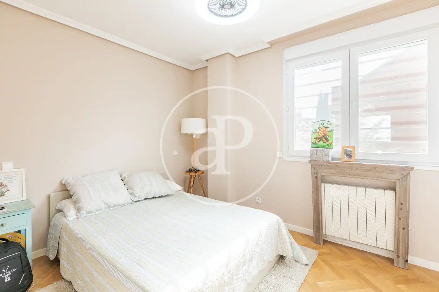 Habitación de Casa adosada en venta en Madrid con Aire acondicionado, Calefacción y Jardín privado