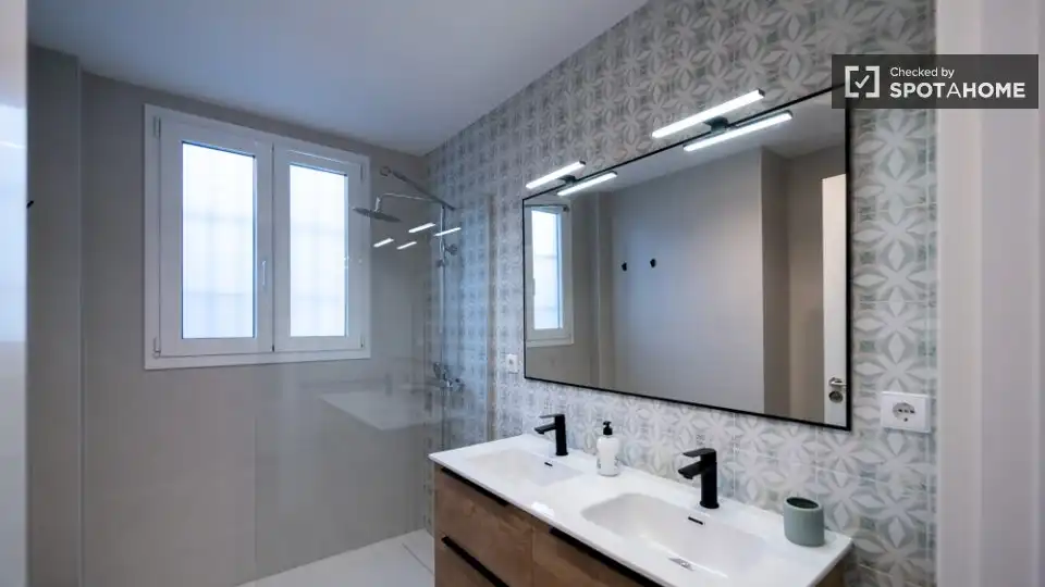Appartamento con terrazza in affitto a L'Eixample, imagen 16