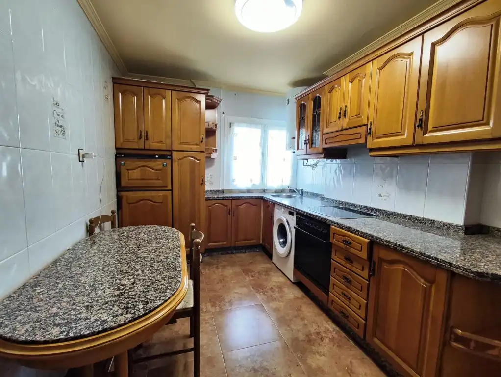 Cocina de Piso en venta en Gijón  con Calefacción, Parquet y Amueblado