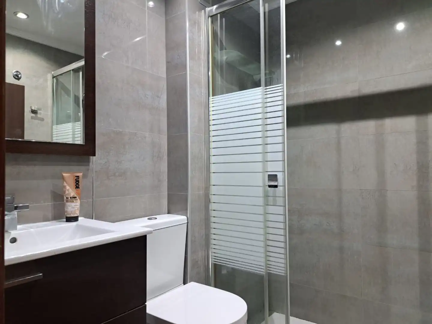 Badezimmer von Wohnungen zur Miete in Gijón  mit Heizung, Parkett und Balkon
