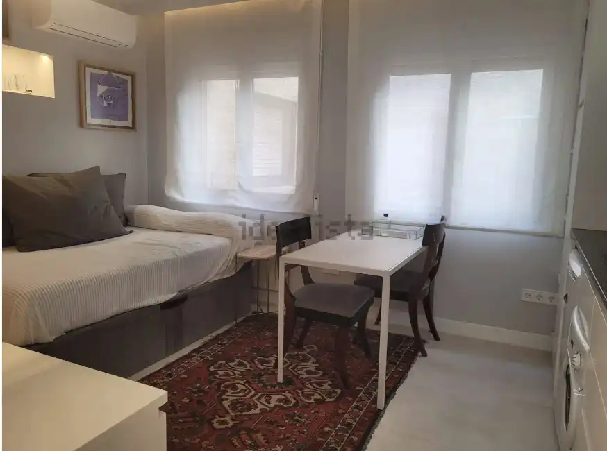 Dormitori de Apartament de lloguer en Madrid amb Aire condicionat, Calefacció i Moblat