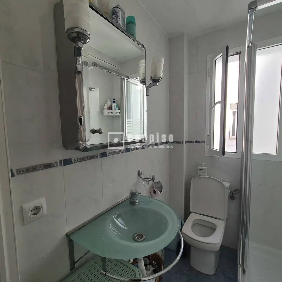 Bathroom of Flat for sale in Sevilla  with Air Conditioner and Terrace