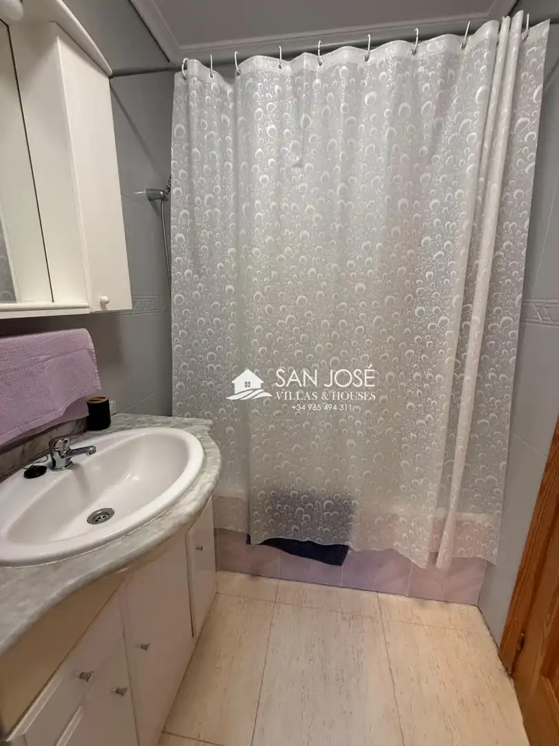 Badezimmer von Einfamilien-Reihenhaus zur Miete in Monforte del Cid mit Klimaanlage, Heizung und Privatgarten