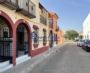 Vista exterior de Casa adosada en venda en La Puebla del Río amb Terrassa, Traster i Balcó