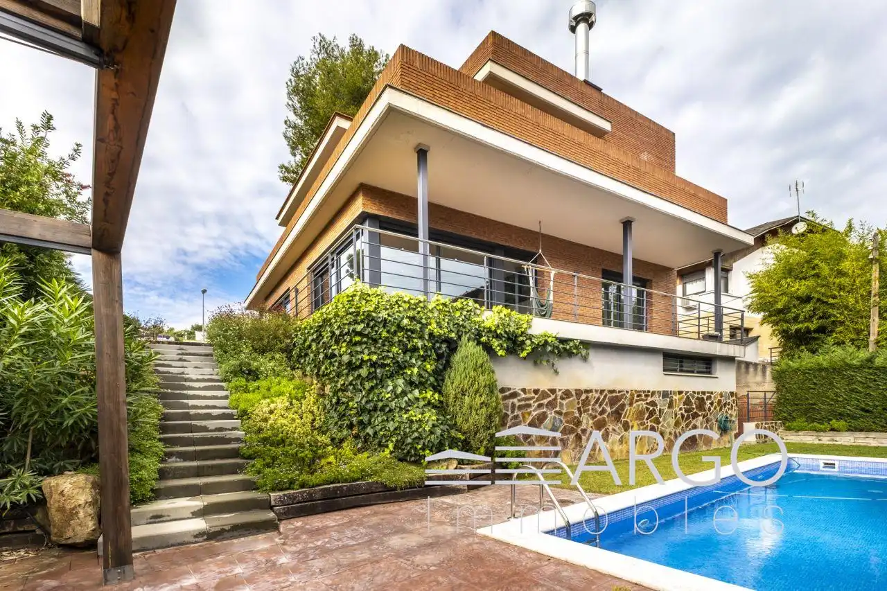Vista exterior de Casa o chalet en venta en Sant Cugat del Vallès con Aire acondicionado, Calefacción y Jardín privado
