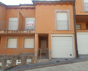 Vista exterior de Casa adosada en venda en Poyales del Hoyo amb Jardí privat i Terrassa