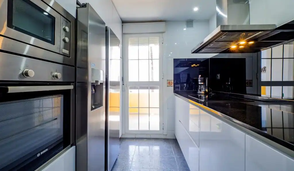 Cocina de Piso de alquiler en Marbella con Aire acondicionado, Terraza y Amueblado