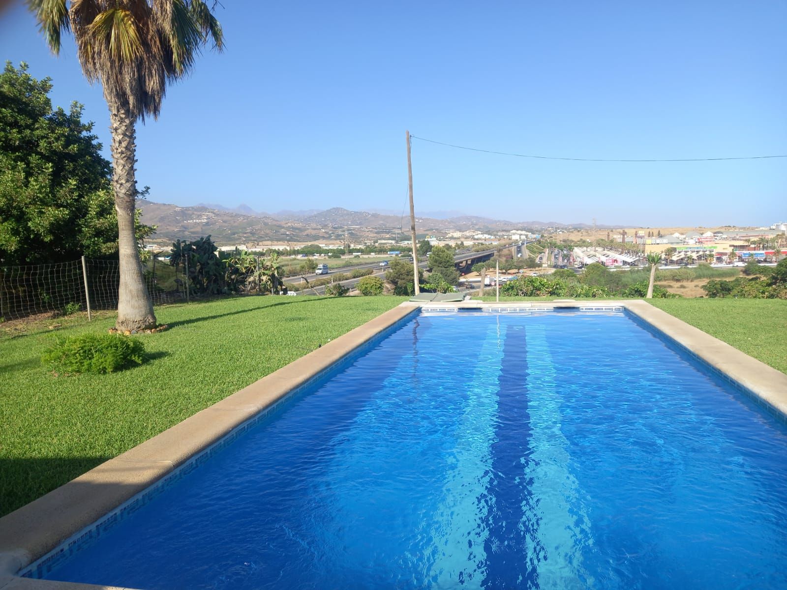 Piscina de Casa o xalet en venda en Vélez-Málaga amb Jardí privat, Piscina i Moblat