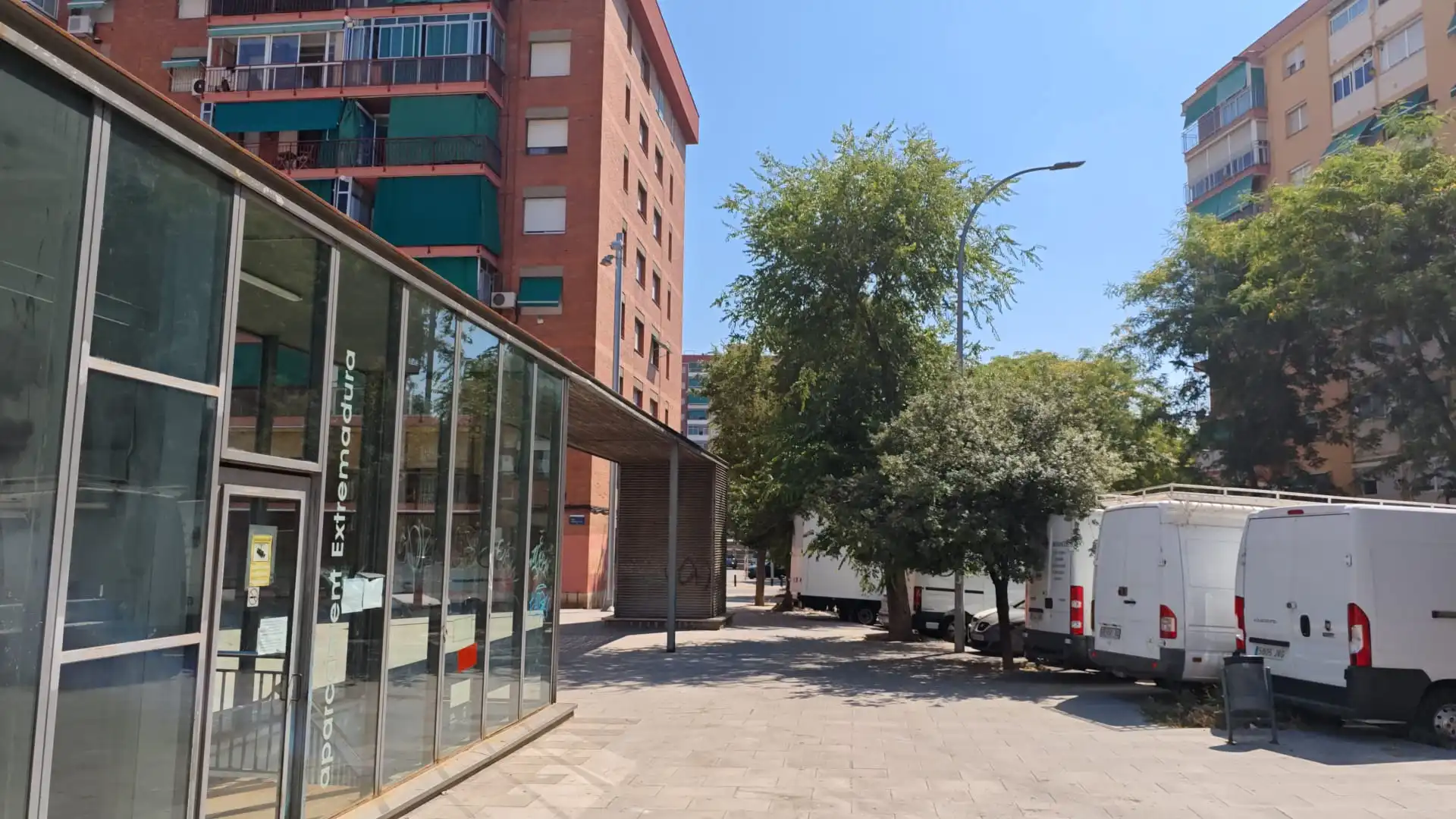 Außenansicht von Geschaftsraum zur ubertragung in Cornellà de Llobregat mit Klimaanlage, Heizung und Parkett