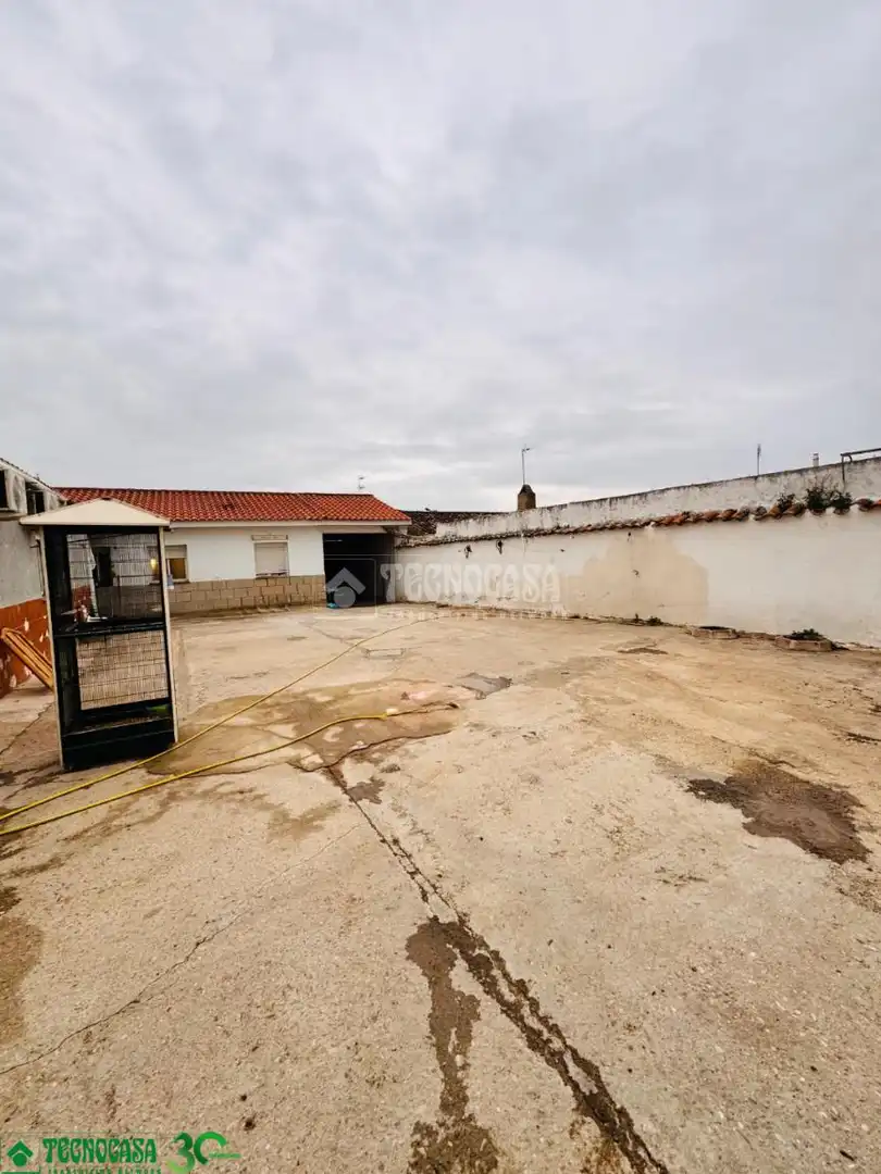 Vista exterior de Casa adosada en venda en Burujón amb Calefacció