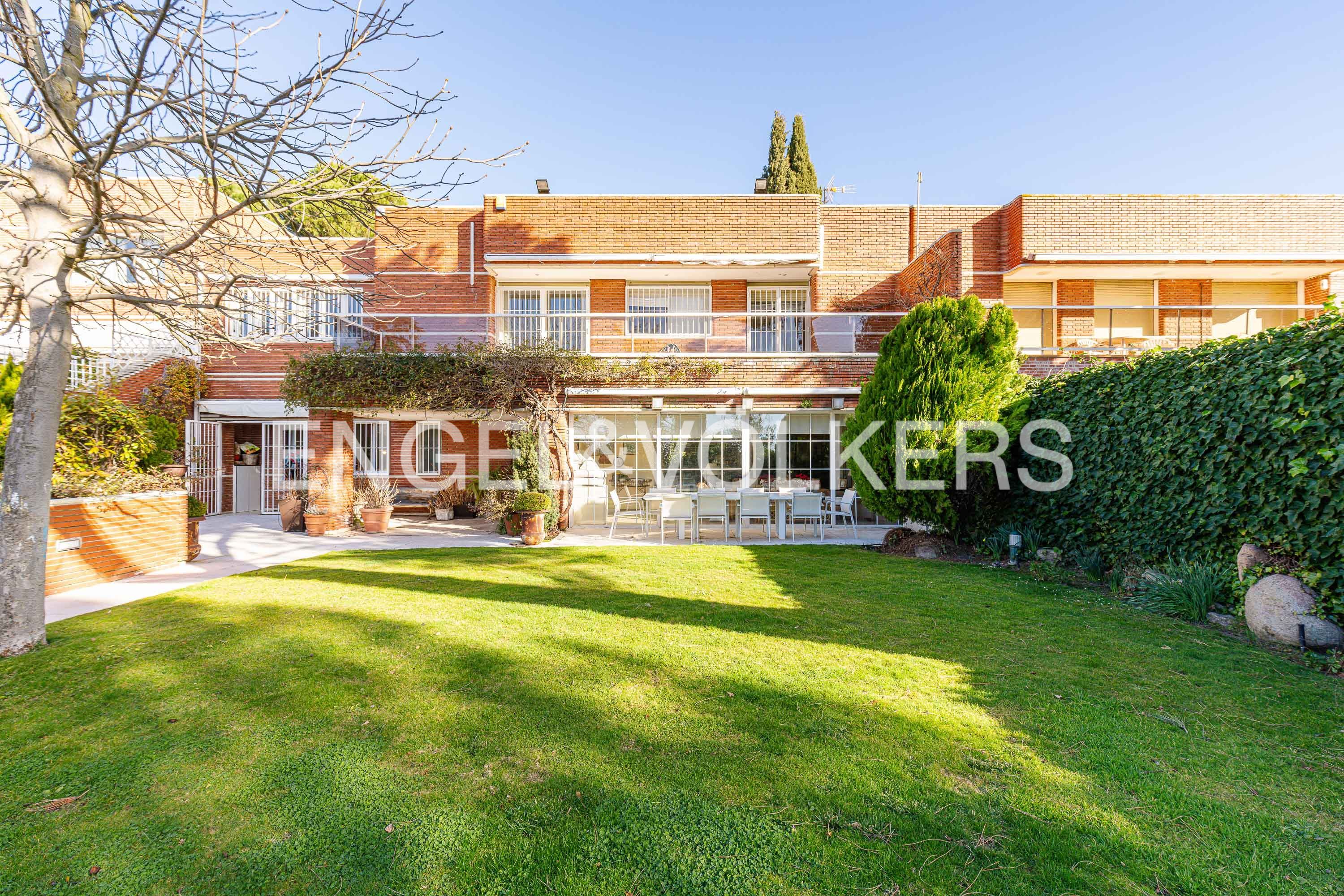 Exterior view of House or chalet for sale in  Madrid Capital  with Air Conditioner, Heating and Private garden