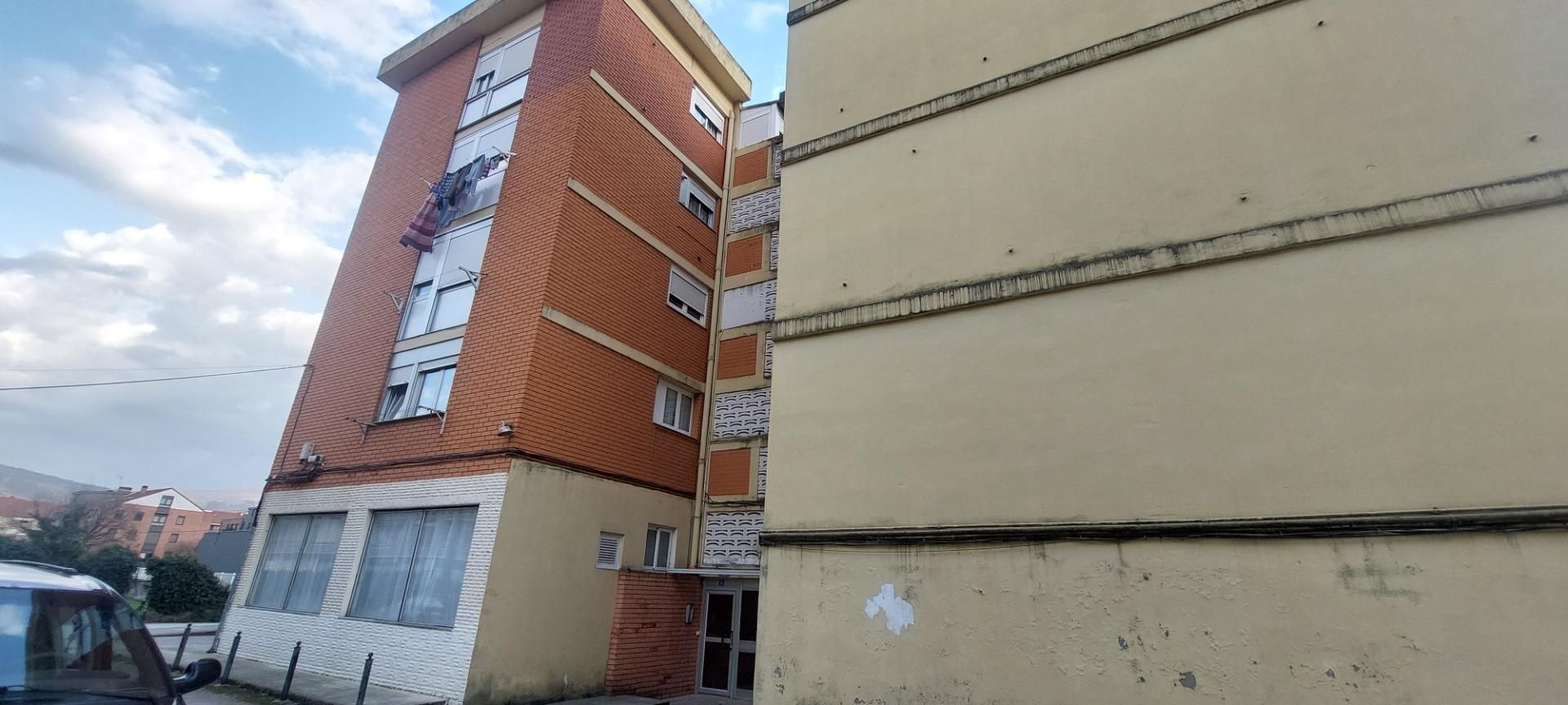 Vista exterior de Pis en venda en Los Corrales de Buelna  amb Balcó