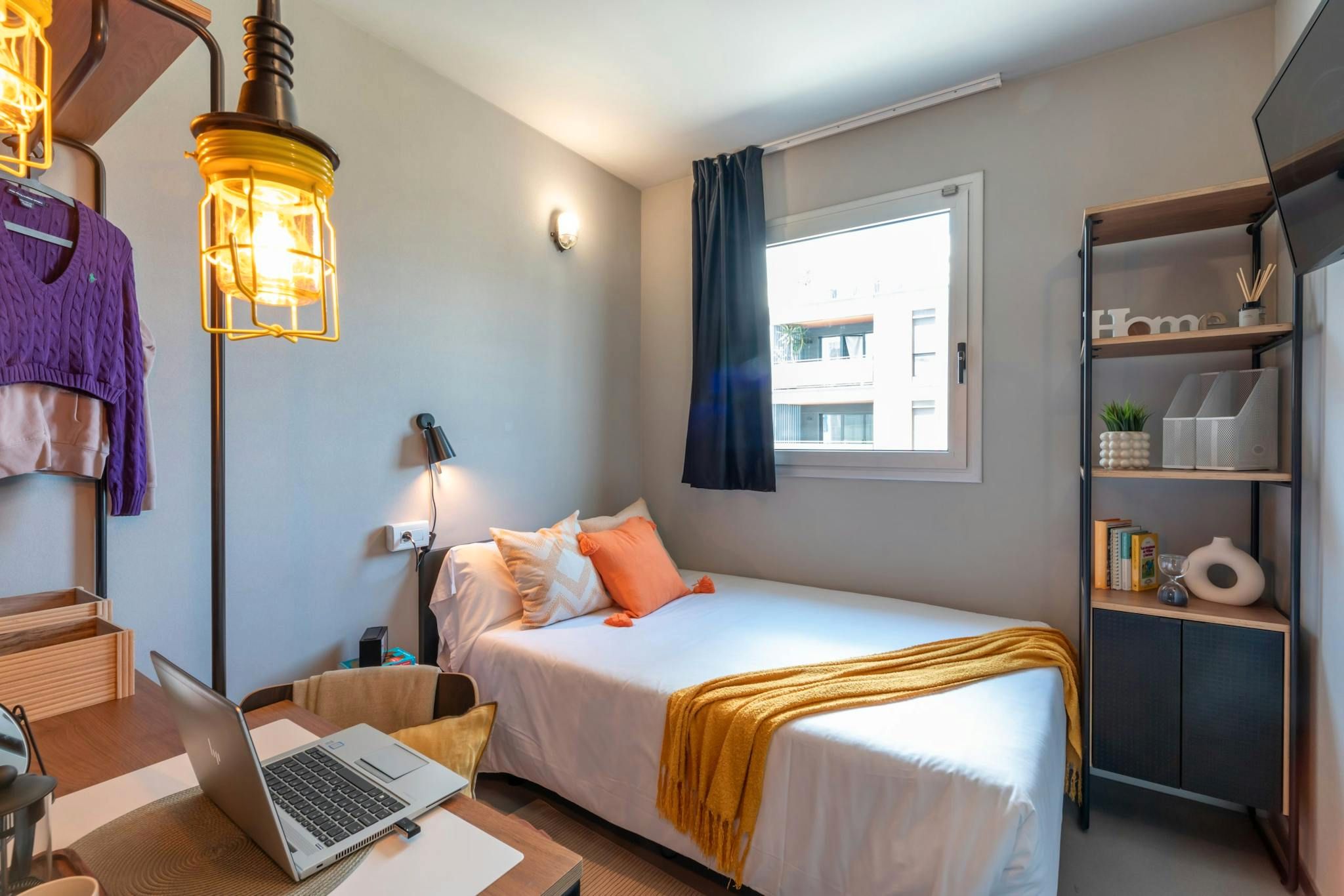 Bedroom of Flat to share in  Barcelona Capital  with Air Conditioner, Heating and Private garden