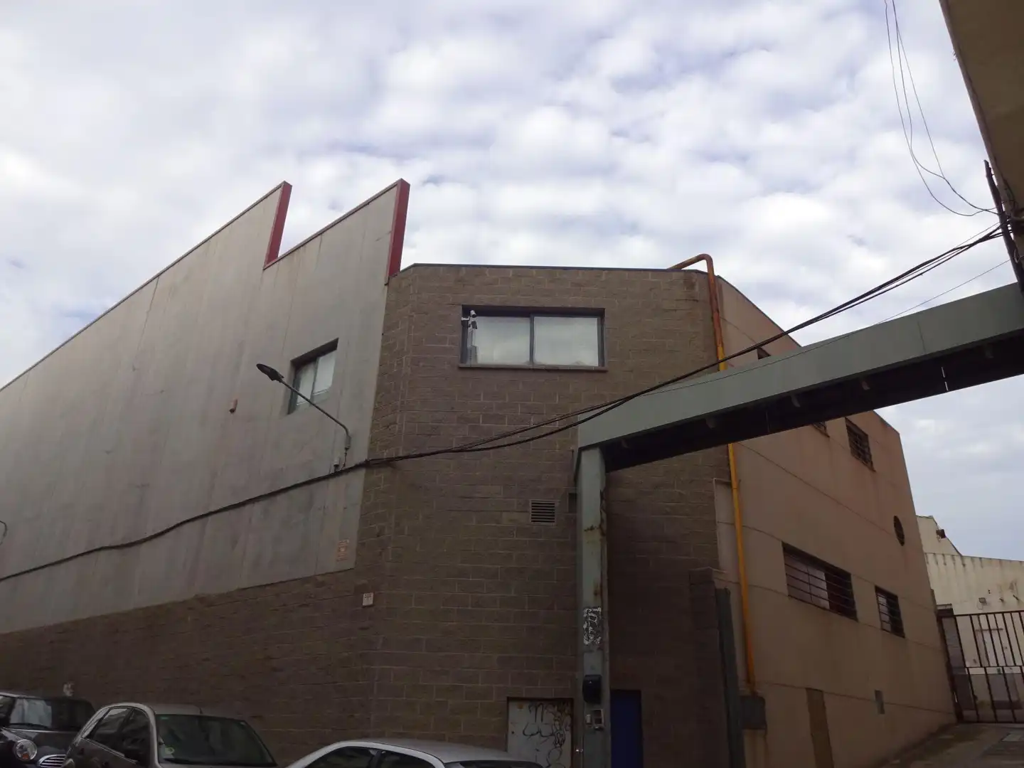 Außenansicht von Fabrikhallen zum Verkauf in Mataró