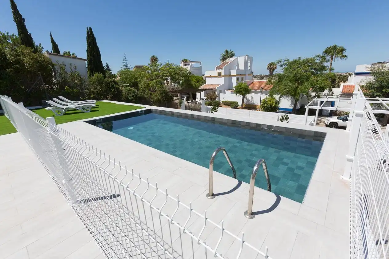 Piscina de Casa o chalet de alquiler en Sanlúcar de Barrameda con Aire acondicionado, Jardín privado y Terraza