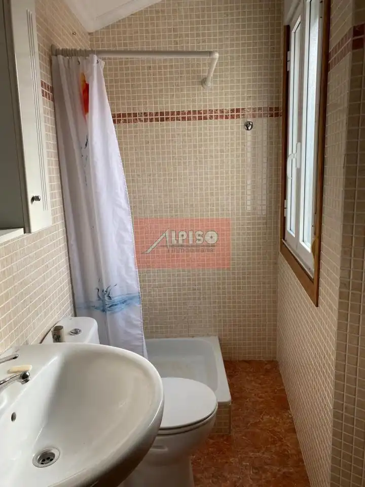 Bathroom of Duplexes for sale in Ourense Capital   with Heating, Parquet flooring and Storage room