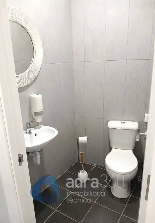 Badezimmer von Geschaftsraum zur Miete in  Logroño