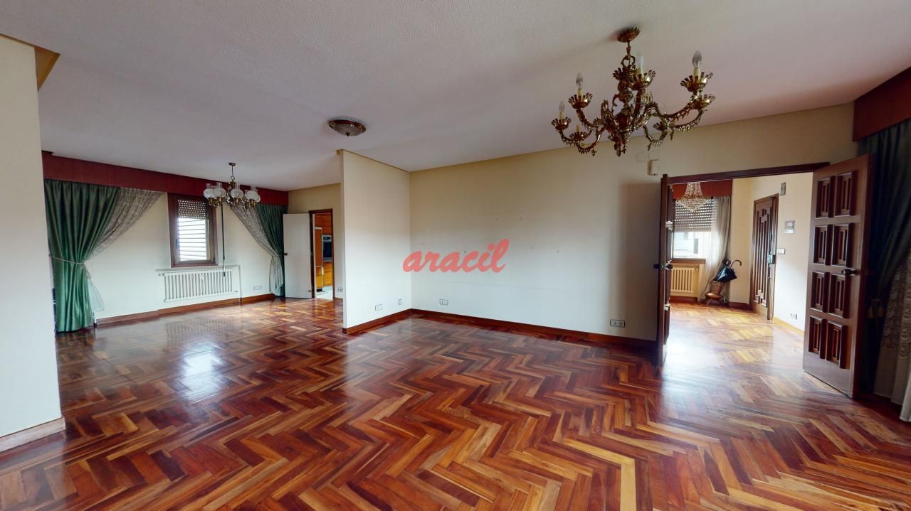 Sala d'estar de Pis en venda en Ourense Capital  amb Calefacció, Parquet i Traster