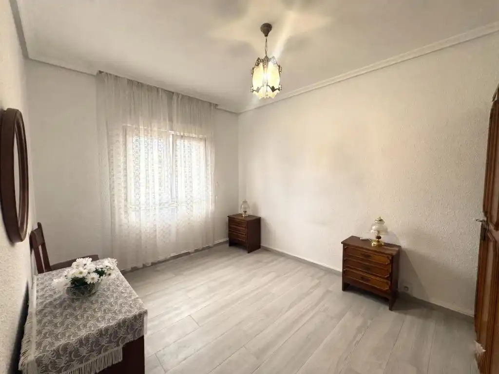 Habitación de Piso de alquiler en Los Corrales de Buelna  con Amueblado