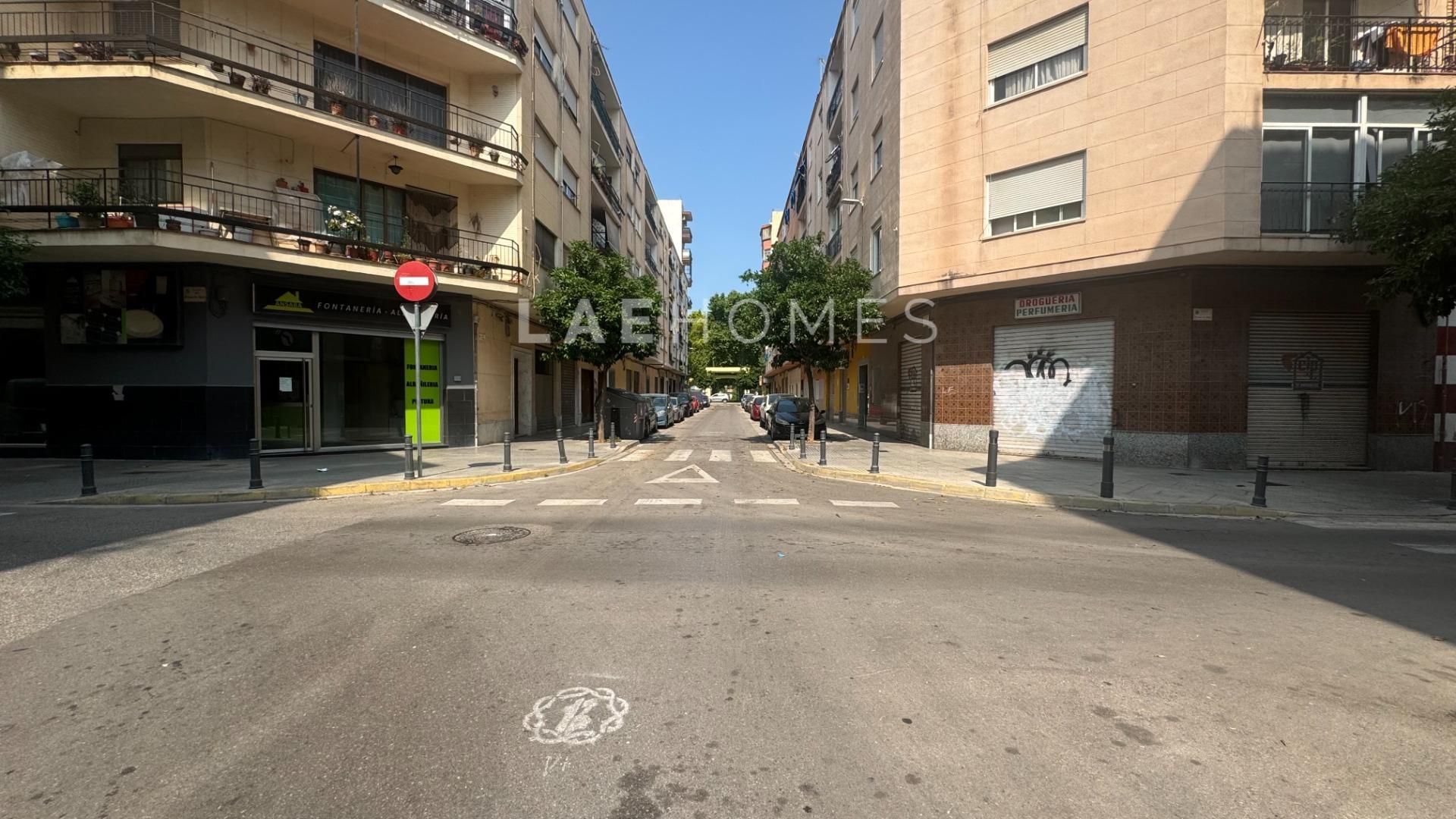 Vista exterior de Local en venda en Gandia