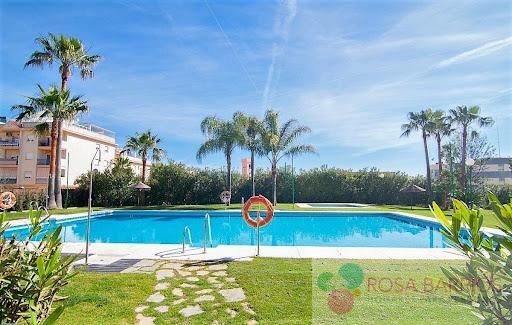 Jardín de Piso de alquiler en Estepona con Aire acondicionado, Terraza y Amueblado