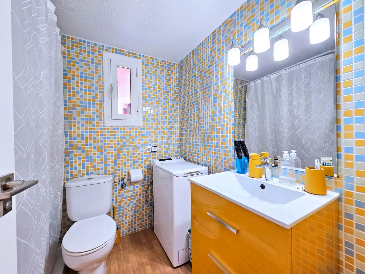 Badezimmer von Wohnung zum Verkauf in La Manga del Mar Menor mit Möbliert, Balkon und Alarm