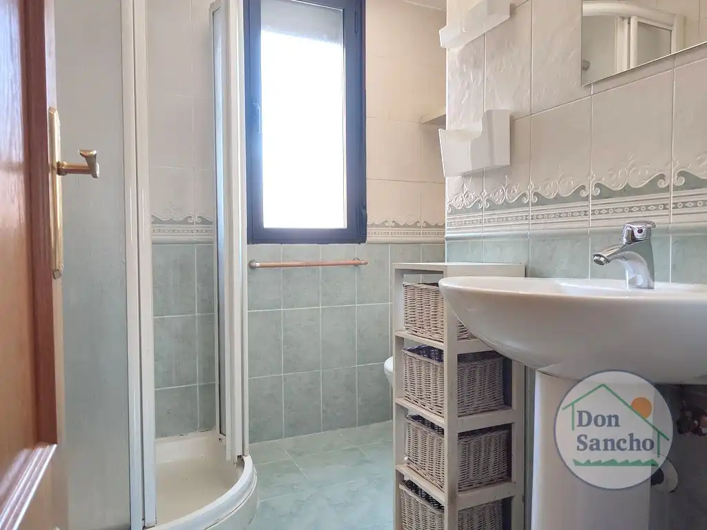 Baño de Casa adosada en venta en Viana de Cega con Calefacción, Jardín privado y Terraza