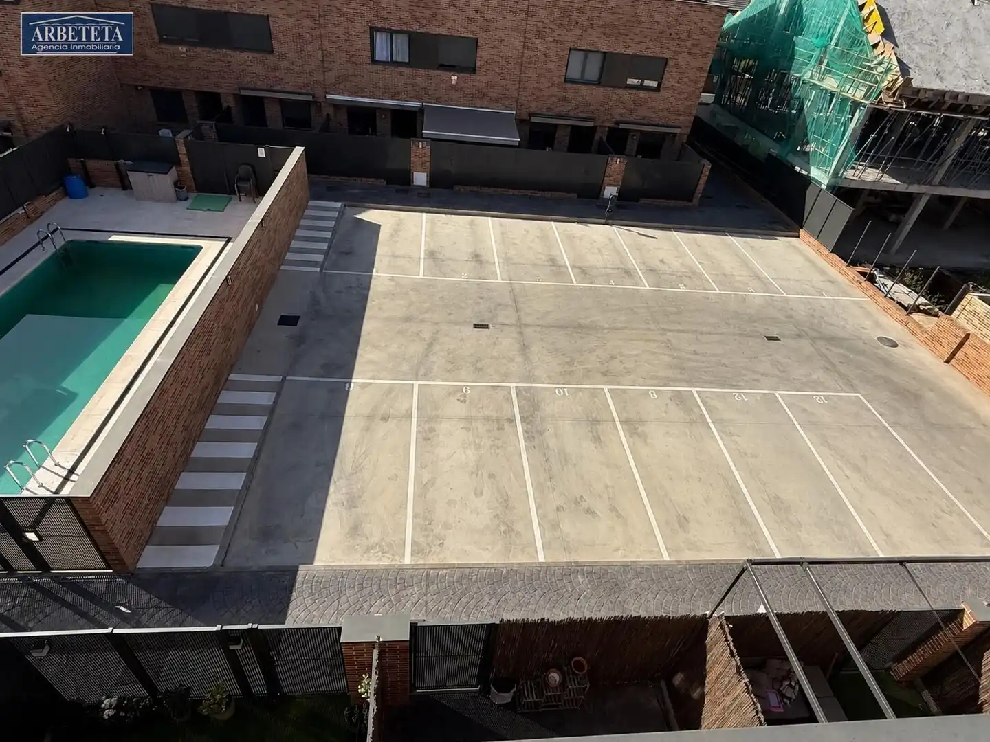 Casa adosada en venta en Urb. Belvalle