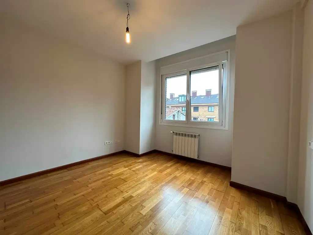 Dormitori de Casa adosada en venda en Gijón  amb Calefacció, Parquet i Terrassa