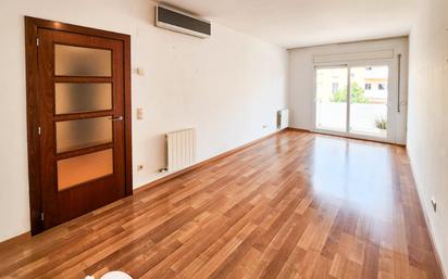 Living room of Flat for sale in Girona Capital  with Air Conditioner, Heating and Parquet flooring
