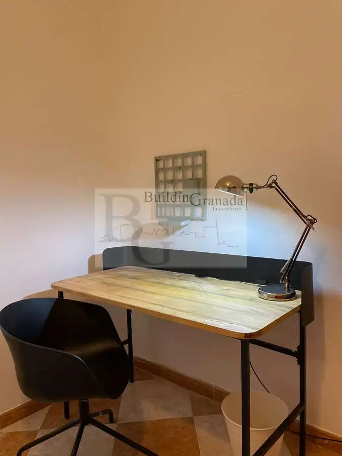 Piso de alquiler en Granada con Terraza, Amueblado y Microondas
