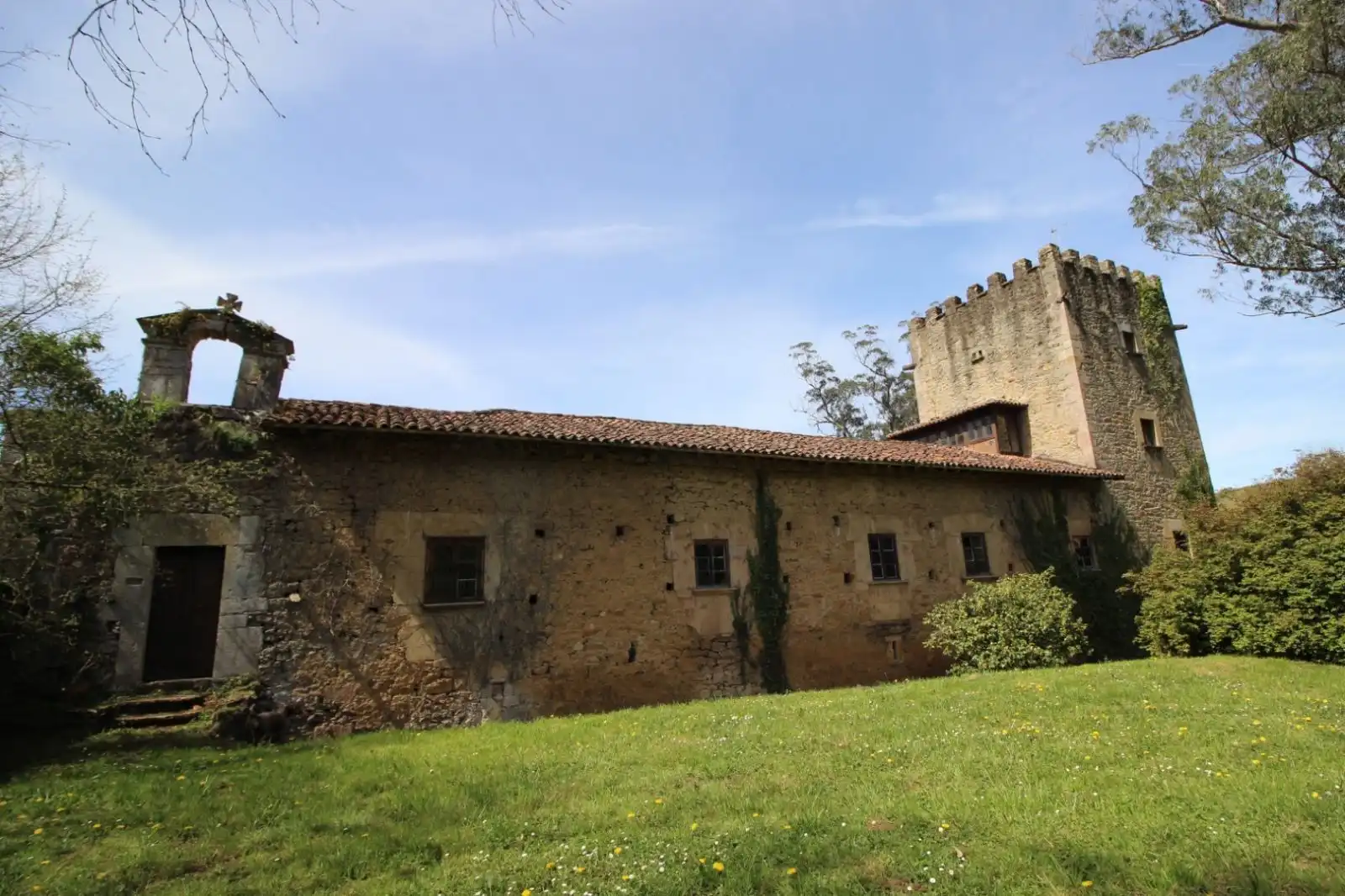 Vista exterior de Casa o xalet en venda en Salas amb Calefacció, Jardí privat i Parquet