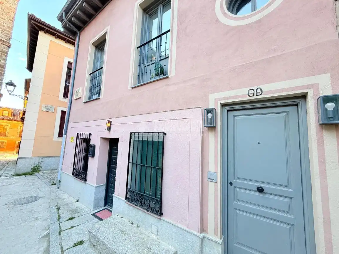 Vista exterior de Pis en venda en Real Sitio de San Ildefonso amb Calefacció i Moblat